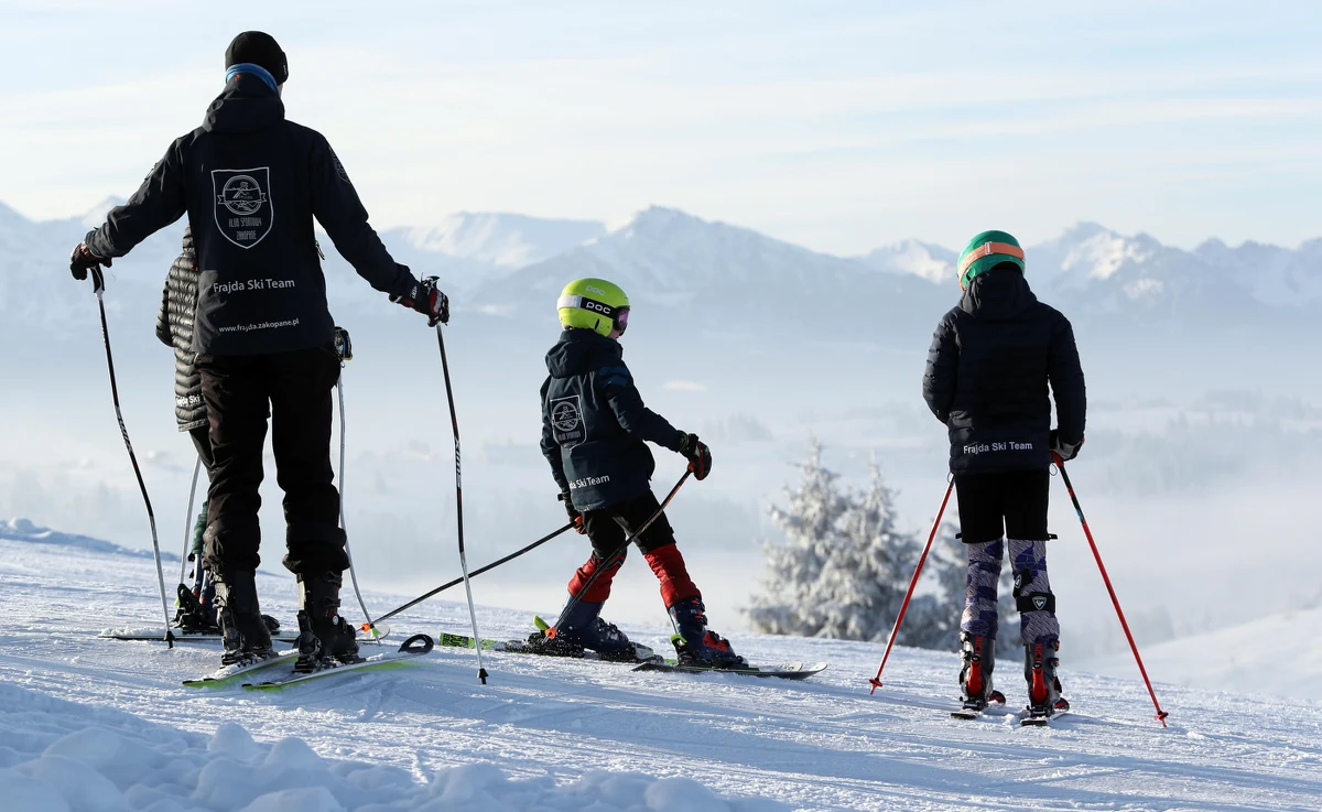 Około 600 – tyle interwencji na beskidzkich stokach dotychczas zanotowali w czasie ferii goprowcy. Upadki narciarzy czy snowboardzistów kończyły się m.in. kontuzjami. W kilku przypadkach stan poszkodowanych był na tyle poważny, że trzeba było przetransportować ich do szpitala śmigłowcem. Jak mówi w rozmowie z reporterką RMF FM Anną Kropaczek ratownik beskidzkiego GOPR Ryszard Kurowski, niektóre osoby ruszają na stok bez przygotowania.