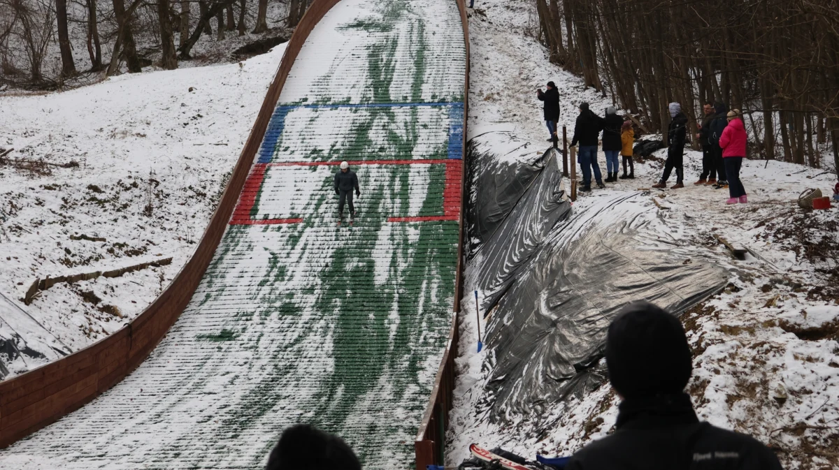 Największa w Polsce amatorska skocznia narciarska "Strachoczanka", położona niedaleko Sanoka na Podkarpaciu, przeżywała w niedzielę oblężenie zawodników-amatorów. Przyjechali stali bywalcy, jak i ci, którzy chcieli dopiero posmakować skoków narciarskich - relacjonował reporter RMF FM Paweł Konieczny.