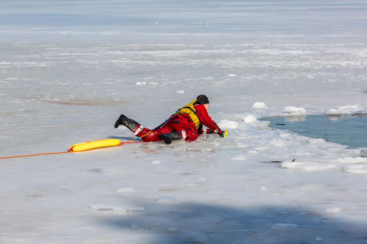 Lód załamał się pod dwoma mężczyznami na jeziorze w Liciszewach koło Torunia. Dwaj 50-latkowie spędzili w lodowatej wodzie ponad 40 minut. Śmigłowcami LPR zostali przetransportowani do szpitali.