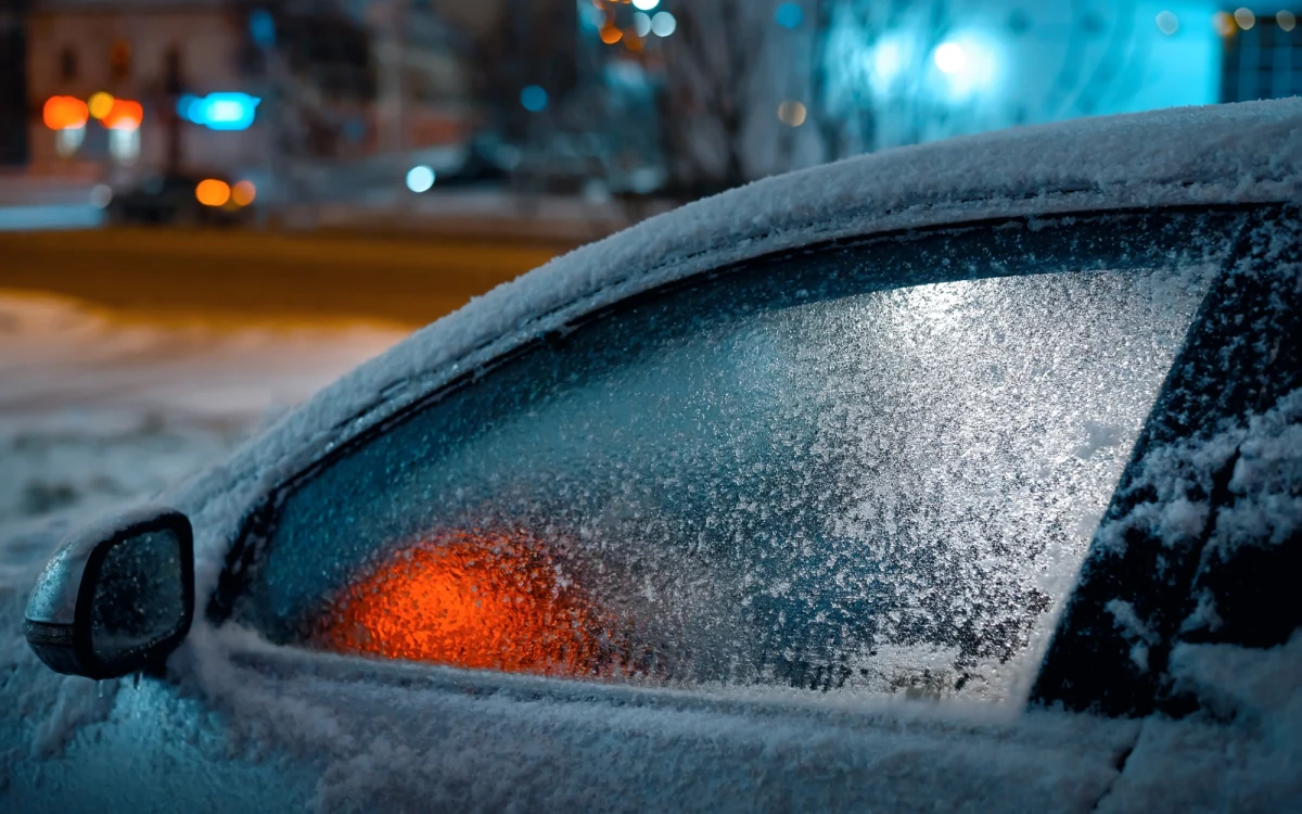 Instytut Meteorologii i Gospodarki Wodnej wydał ostrzeżenia I stopnia przed silnym mrozem w 12 województwach. Dodatkowo w niedzielny wieczór i poniedziałek lokalnie wystąpią mgły ograniczające widzialność do około 300 m - przekazała synoptyk Grażyna Dąbrowska.