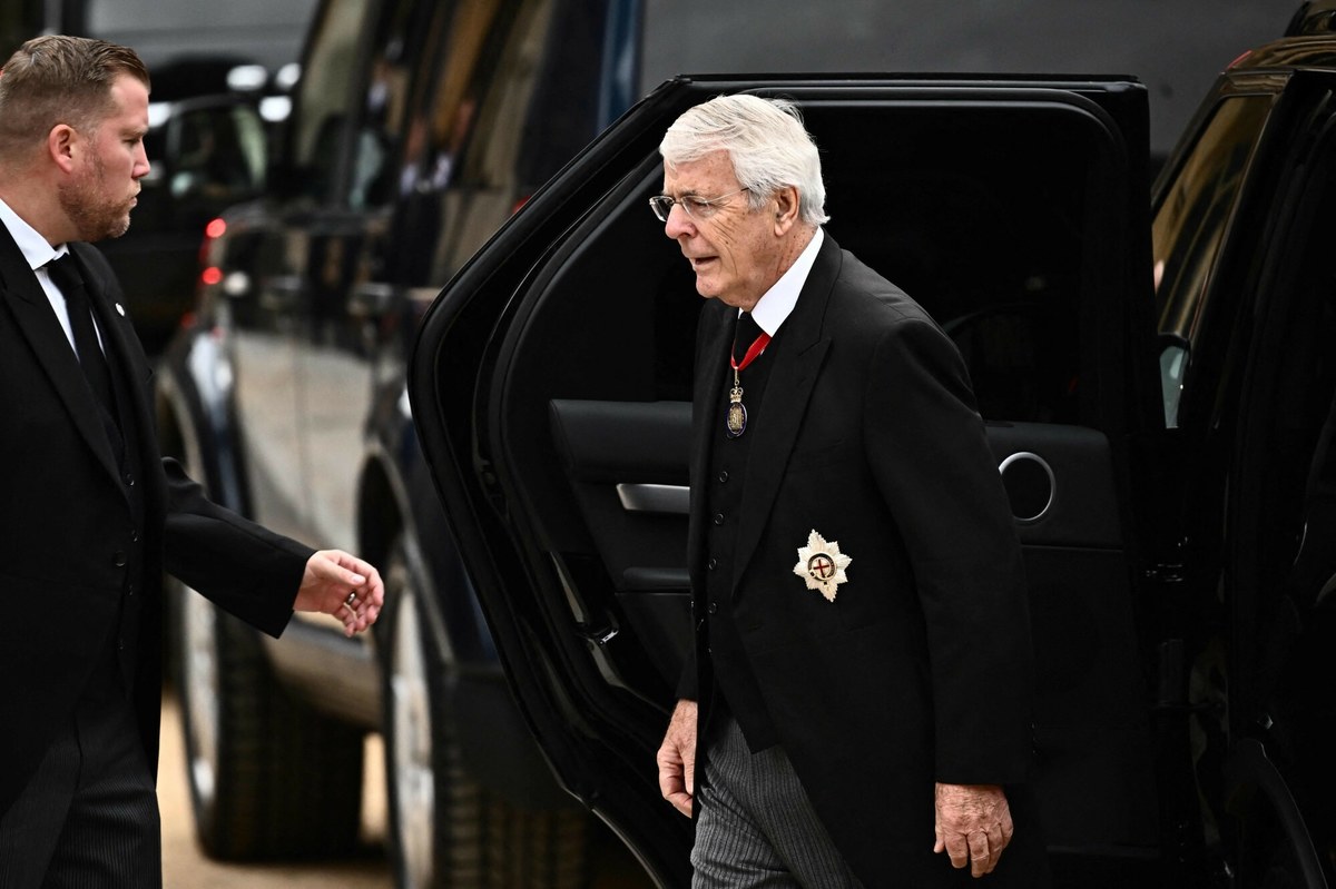 Były premier Wielkiej Brytanii John Major oskarża USA o ocieplanie stosunków z Moskwą. Jak stwierdził w wywiadzie dla BBC, Stany Zjednoczone "przytulają się" do Rosji Władimira Putina. Administrację Donalda Trumpa nazwał natomiast "formą prezydentury", jakiej wcześniej nie widział. 