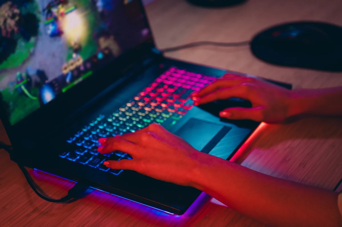 Nie ma to jak mocny komputer gamingowy! A jeśli jest to jeszcze laptop z wydajnym akumulatorem, który pozwala grać w dowolnym miejscu na świecie, to trudno o lepsze rozwiązanie dla fana gier. 