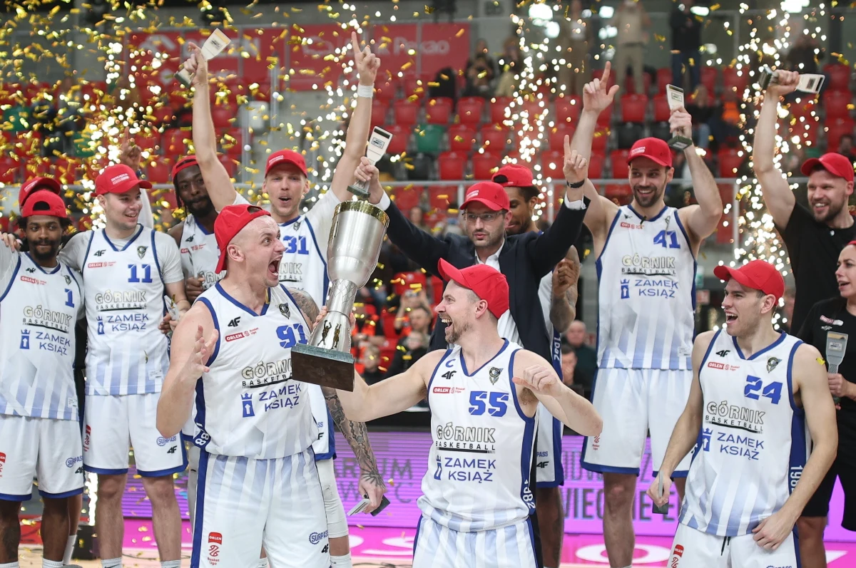 Koszykarze Górnika Zamek Książ Wałbrzych zdobyli po raz pierwszy w historii Puchar Polski. W finale Pekao S.A. Pucharu Polski w Sosnowcu pokonali wicemistrza kraju Kinga Szczecin 80:78. Drużyna z Dolnego Śląska jest beniaminkiem ekstraklasy, na najwyższy poziom rozgrywek wróciła po 15 latach przerwy.