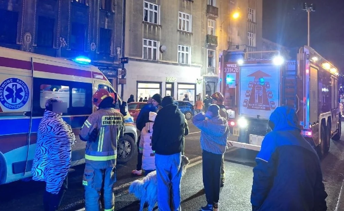 W niedzielę wieczorem wybuchł pożar w kamienicy przy pl. Franciszka Smolki w Bielsku-Białej (woj. śląskie). 18 osób zostało ewakuowanych, 5 osób trafiło do szpitala, w tym troje dzieci. Życiu poszkodowanych nic nie zagraża.