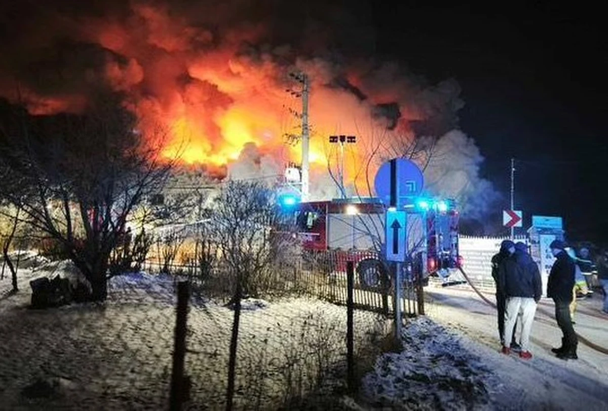 Mieszkańcy Wilgi pod Garwolinem, gdzie w niedzielę spalił się klub muzyczny, przez kilkanaście godzin nie mieli prądu i ogrzewania. W dyskotece odbywała się impreza charytatywna - w momencie pojawienia się ognia w budynku bawiło się około 200 osób. Wszystkim udało się wydostać. W poniedziałek strażacy wciąż pracowali na pogorzelisku. Warunki - ze względu na mróz - mieli arcytrudne. Informację o pożarze otrzymaliśmy na Gorącą Linię RMF.