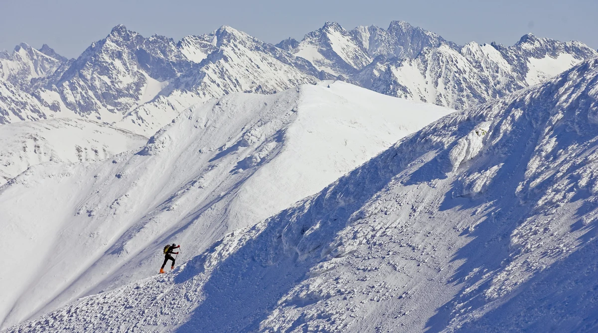 Poniedziałek przywitał wielu mieszkańców Polski dużym mrozem. -10 st. Celsjusza w Krakowie, -12 st. w Lublinie czy -4 st. w Gdyni wyglądają jednak dość blado przy wyniku zanotowanym w Litworowym Kotle w Tatrach, gdzie w poniedziałek zarejestrowano temperaturę -41 st. Celsjusza.