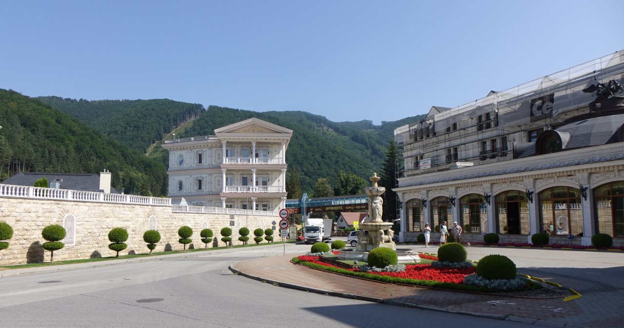 Lubiane przez kuracjuszy uzdrowisko w górach. Znacznie mniej zatłoczone niż Krynica-Zdrój