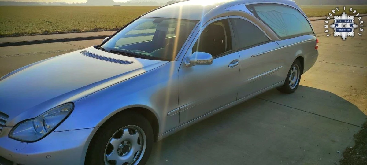 Policjanci ze Strzelec Opolskich zatrzymali pracownika zakładu pogrzebowego, który przewoził trumnę z ciałem, znajdując się pod wpływem alkoholu. 44-latek tłumaczył funkcjonariuszom, że zaszła pomyłka, a pozytywny wynik badania alkomatem to efekt zjedzenia przez niego dwóch jabłek. Mężczyźnie zatrzymano prawo jazdy. Teraz będzie musiał się jeszcze tłumaczyć przed sądem.