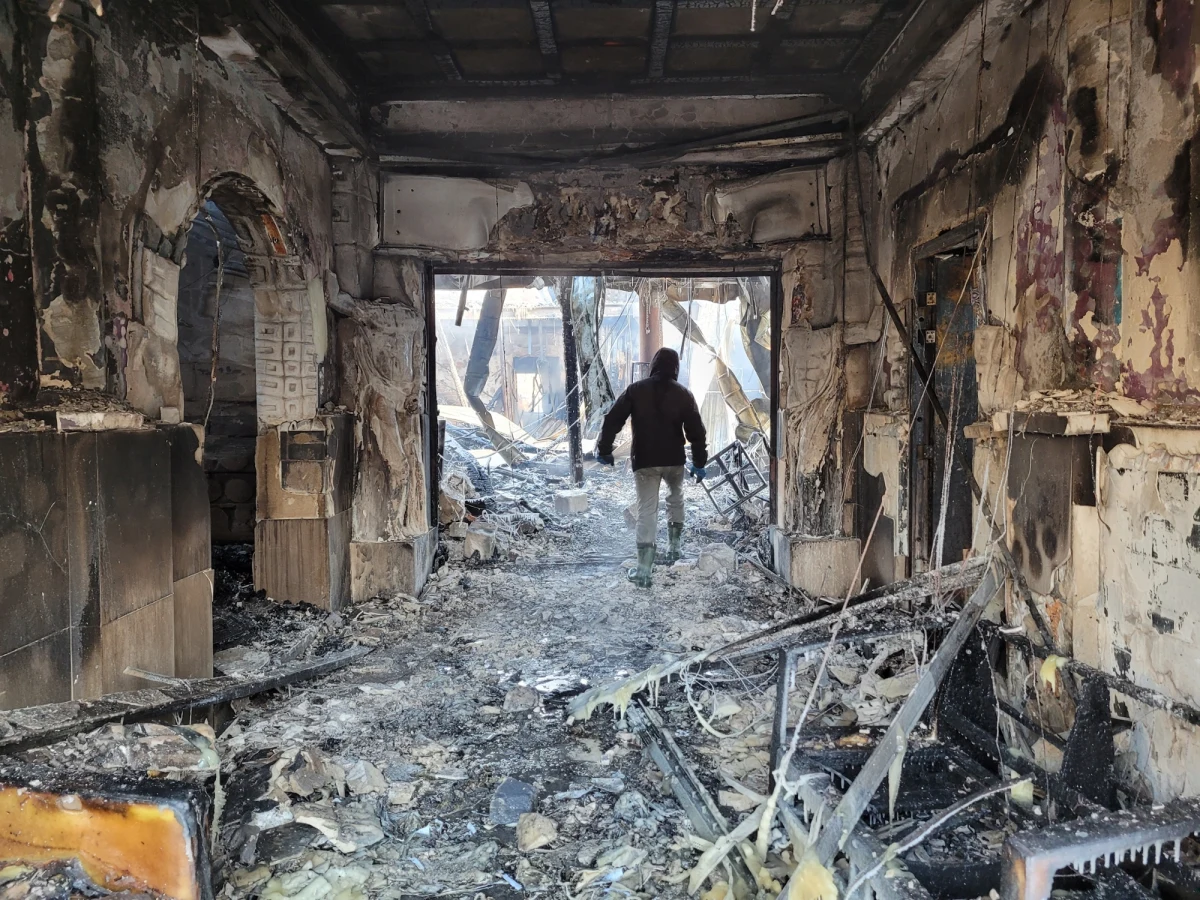 Kilkanaście godzin trwało gaszenie pożaru budynku dyskoteki w Wildze pod Garwolinem (woj. mazowieckie). Strażacy pracowali w bardzo trudnych warunkach - rano temperatura wynosiła tam -16 stopni Celsjusza. "Pode mną jest lód. Woda, którą strażacy gasili pożar, natychmiast tu zamarzała" - relacjonował reporter RMF FM Michał Radkowski.