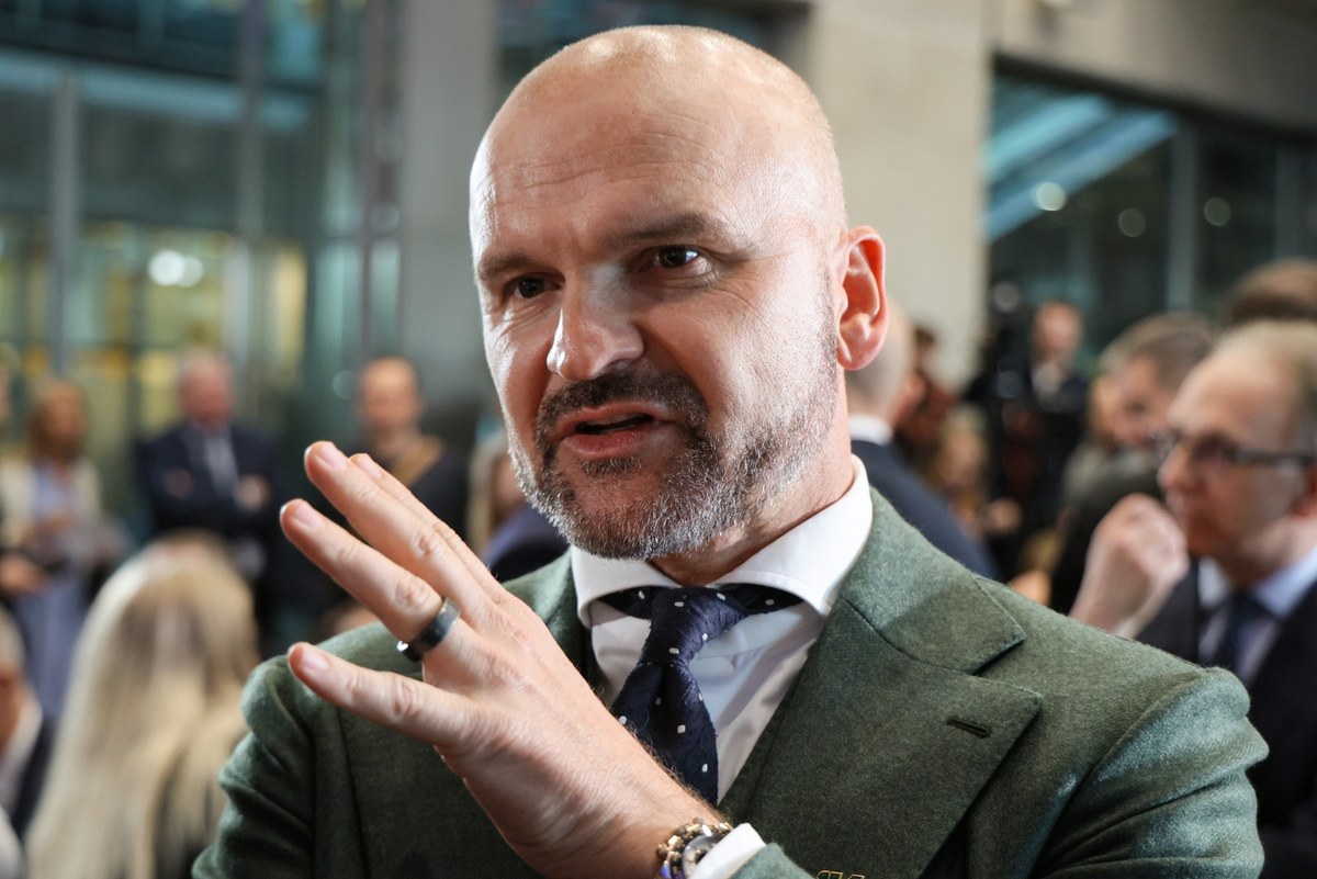 Niekaranie podatników i księgowych za niecelowe błędy i pomyłki; nienaliczanie odsetek za zwłokę w przypadku, gdy kontrola podatkowa przekroczy 6 miesięcy;
ograniczenie stosowania kar w VAT oraz podwyższonych o 50 proc. odsetek za zwłokę; zmiana agresywnej praktyki egzekucji komorniczej - między innymi te rozwiązania zaproponował w poniedziałek zespół ds. deregulacji pod egidą Rafała Brzoski. Łącznie opracowano 9 zmian rozporządzeń i 14 zmian ustawowych.