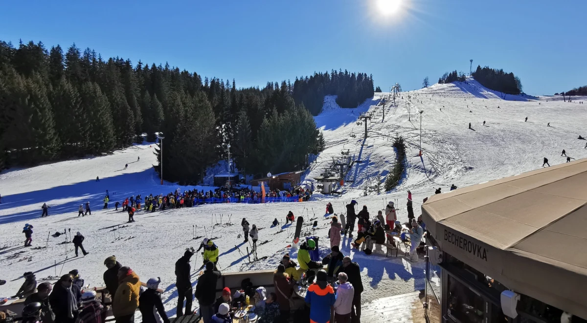 W ostatnich latach Słowacja stała się jednym z najpopularniejszych kierunków wyjazdowych Polaków. Dane ze słowackiego urzędu statystycznego pokazują, że w 2024 roku ten kraj odwiedziło ponad 320 tys. polskich turystów, co oznacza wzrost o 14,8 proc. względem roku 2023 i aż 35 proc. więcej niż przed pandemią, w 2019 roku. Polska jest obecnie drugim co do wielkości rynkiem zagranicznym dla słowackiej turystyki, ustępuje jedynie Czechom.
