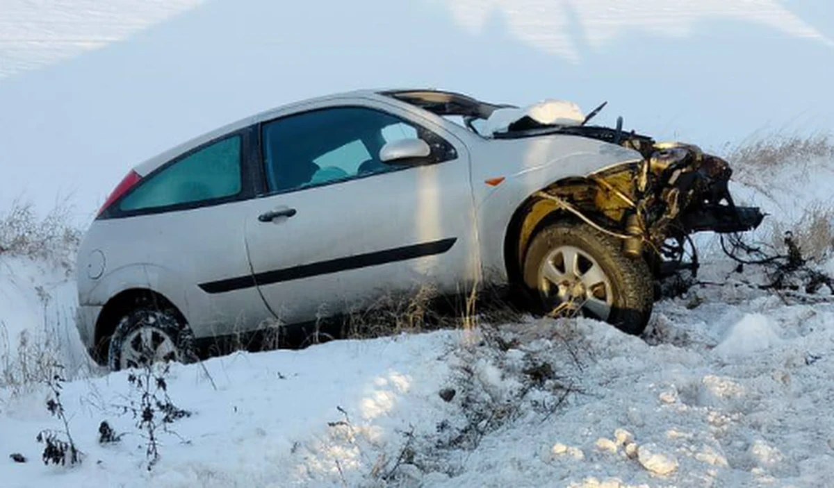 O dużym szczęściu może mówić pewien 19-latek podróżujący na trasie Bartoszyce-Bisztynek (woj. warmińsko-mazurskie). Mężczyzna jechał fordem zdecydowanie za szybko, na łuku drogi stracił panowanie nad autem, po czym zderzył się z naczepą ciężarówki i osobowym audi. Koniec końców wylądował w polu, a jego auto straciło silnik.