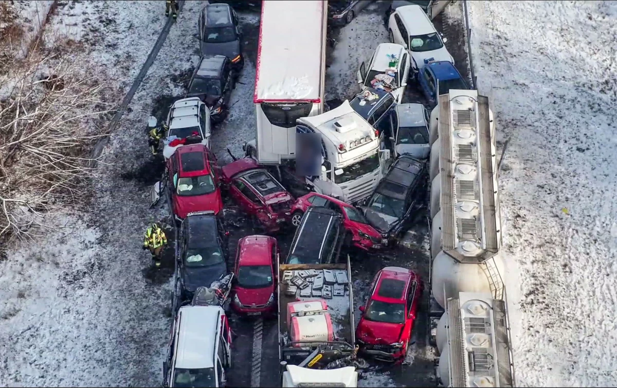 Szwedzka policja prowadzi dochodzenie w sprawie zderzenia 100 pojazdów, do którego doszło w sobotę śnieżycy na trasie między Enköping i Bålsta. Do szpitali po karambolu przewiezionych zostało ponad 120 osób.