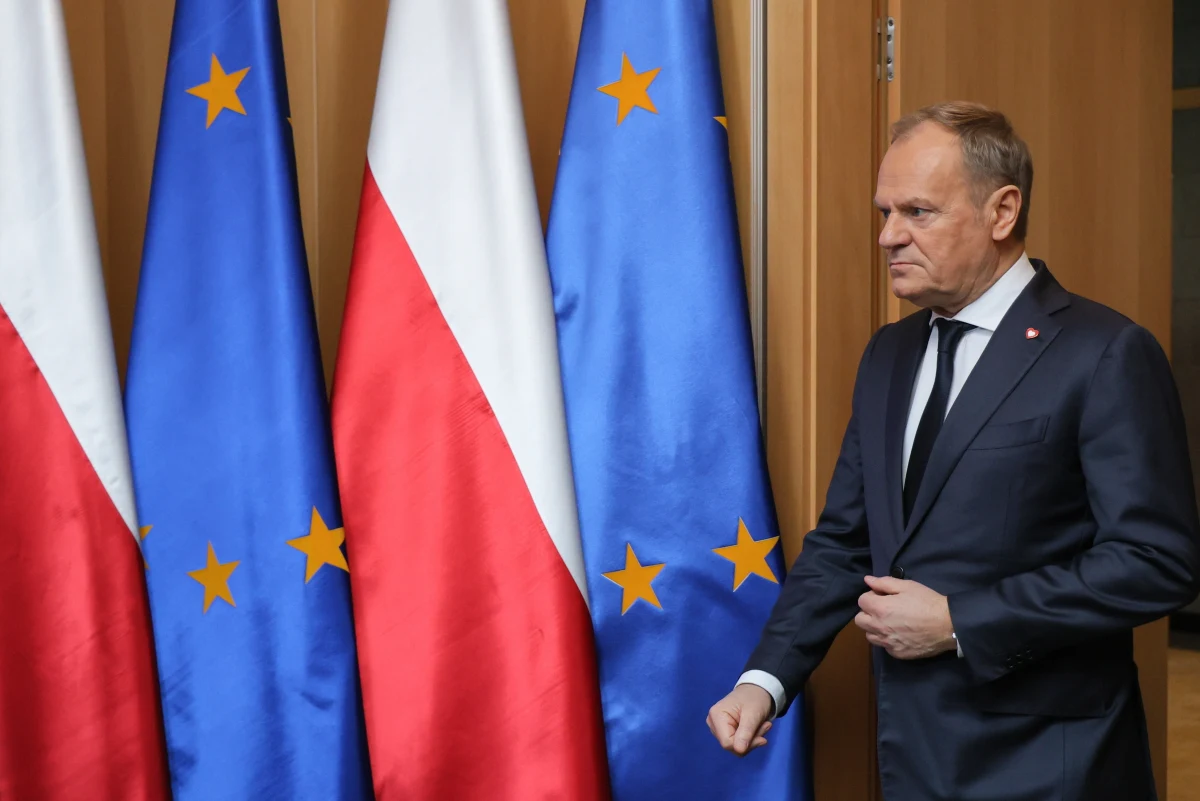 "Będziemy wspierali Ukrainę tak, jak do tej pory (...). Nie przewidujemy wysłania żołnierzy do Ukrainy" - powiedział w poniedziałek premier Donald Tusk przed wylotem na nieformalne spotkanie europejskich przywódców poświęcone bezpieczeństwu. Dodał, że jako Polska będziemy wspierali państwa, które ewentualnie będą chciały takich gwarancji Ukrainie udzielić.