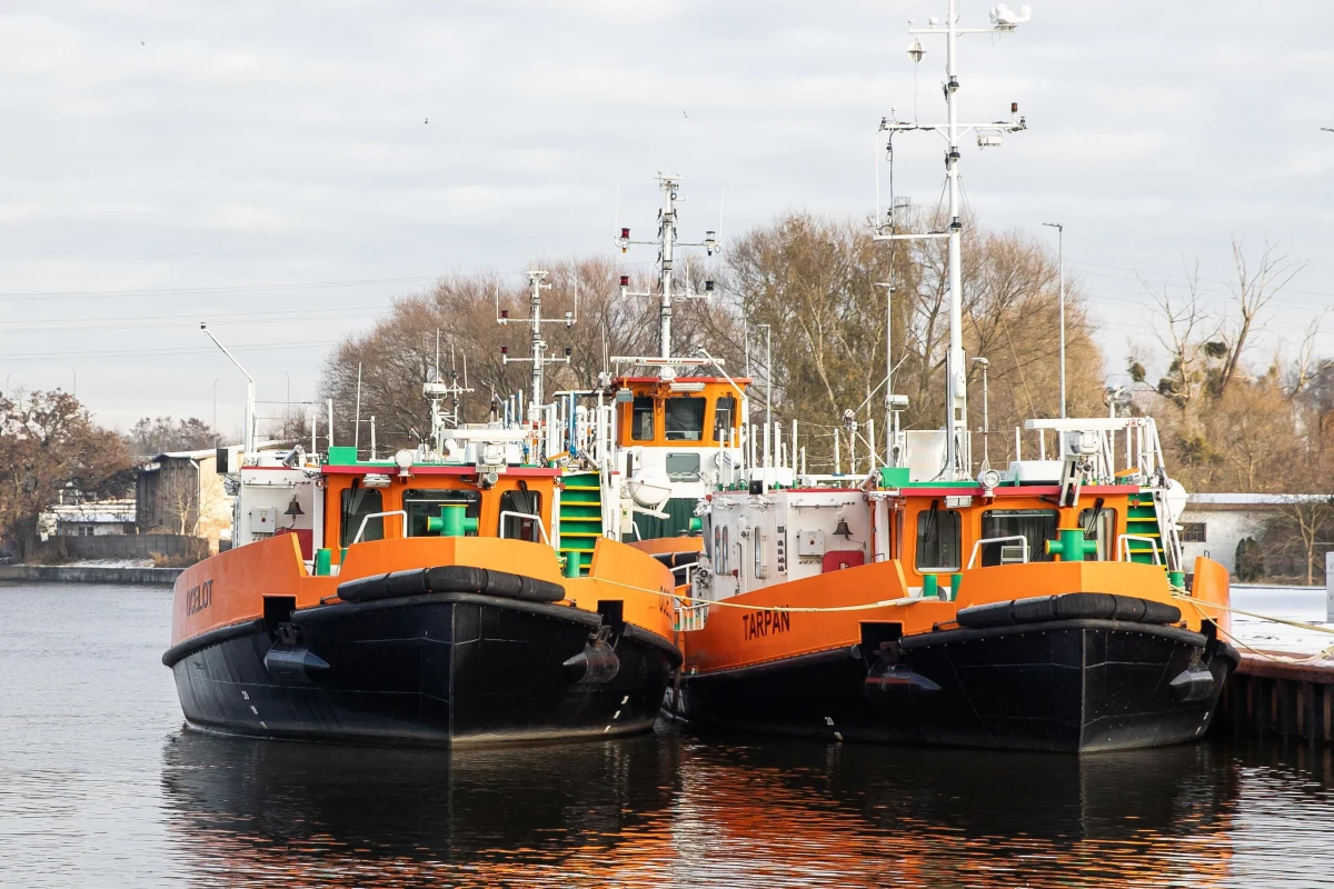 13 polskich i niemieckich lodołamaczy czeka w gotowości, gdyby na Odrze pojawił się lód. W nocy temperatura w Szczecinie spada do -10 stopni Celsjusza. Z tego powodu wstrzymana została żegluga na jeziorze Dąbie. Sama Odra nie zamarzła.