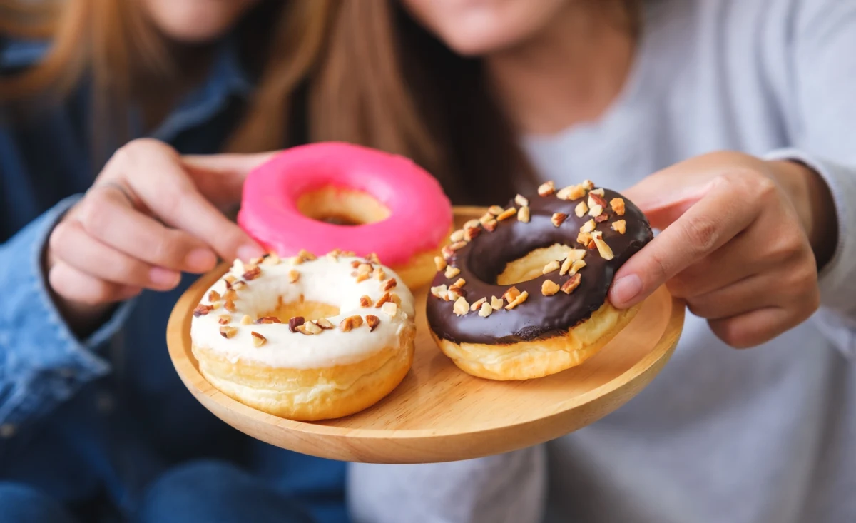 "Jemy za dużo wszystkiego. Natomiast rzeczywiście ilość cukru, jaką spożywamy - rośnie" - mówi w internetowym Radiu RMF24 prof. Leszek Czupryniak, diabetolog z Warszawskiego Uniwersytetu Medycznego. Gość Wykładu otwartego dodaje, że unikanie jedzenia cukru jest bardzo trudne, bo jest on niemal we wszystkich produktach. I tłumaczy: "Zdrowy człowiek może jeść wszystko i nie ma to większego znaczenia. Chodzi tylko o to, żeby bilans energetyczny organizmu był właściwy: czyli żebyśmy przyjmowali tyle kalorii, ile spalimy".