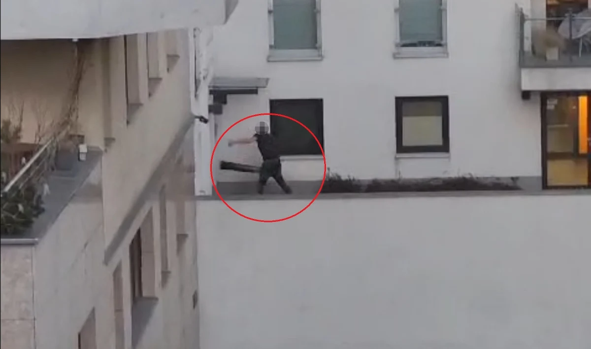 "Spiderman" w rękach warszawskich policjantów. Funkcjonariusze z warszawskiego Śródmieścia zatrzymali w Brzezinach koło Łodzi 39-latka podejrzanego o popełnienie kilku przestępstw w stolicy. Mężczyzna podczas jednego z włamań szedł kilka metrów po gzymsie dachu, a potem skakał niczym Spiderman. W mieszkaniu, do którego się dostał, schował się w garderobie, trzymał się półek zamontowanych w suficie i zwisał głową w dół.