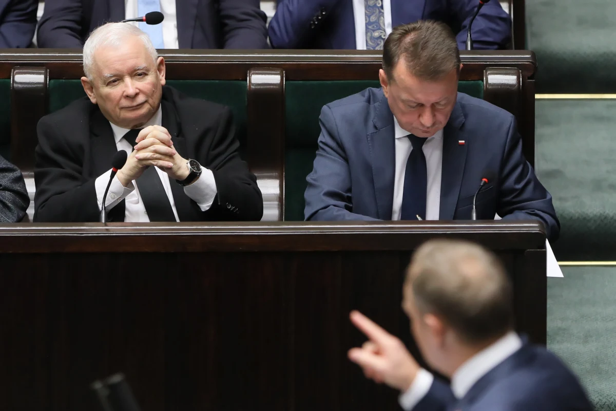 Platforma Obywatelska zwiększyła przewagę nad Prawem i Sprawiedliwością - tak wynika z najnowszego sondażu firmy badawczej Opinia24 dla RMF FM. Wobec wyników badania opinii sprzed miesiąca na PO zagłosowałoby nieco mniej wyborców (spadek z 31,9 do 31,8 proc.), ale PiS straciło ich znacznie więcej (z 30,7 do 27,9 proc.). Co ciekawe, wobec poprzedniego sondażu wzrost poparcia o ponad 5 punktów procentowych odnotowała Konfederacja.