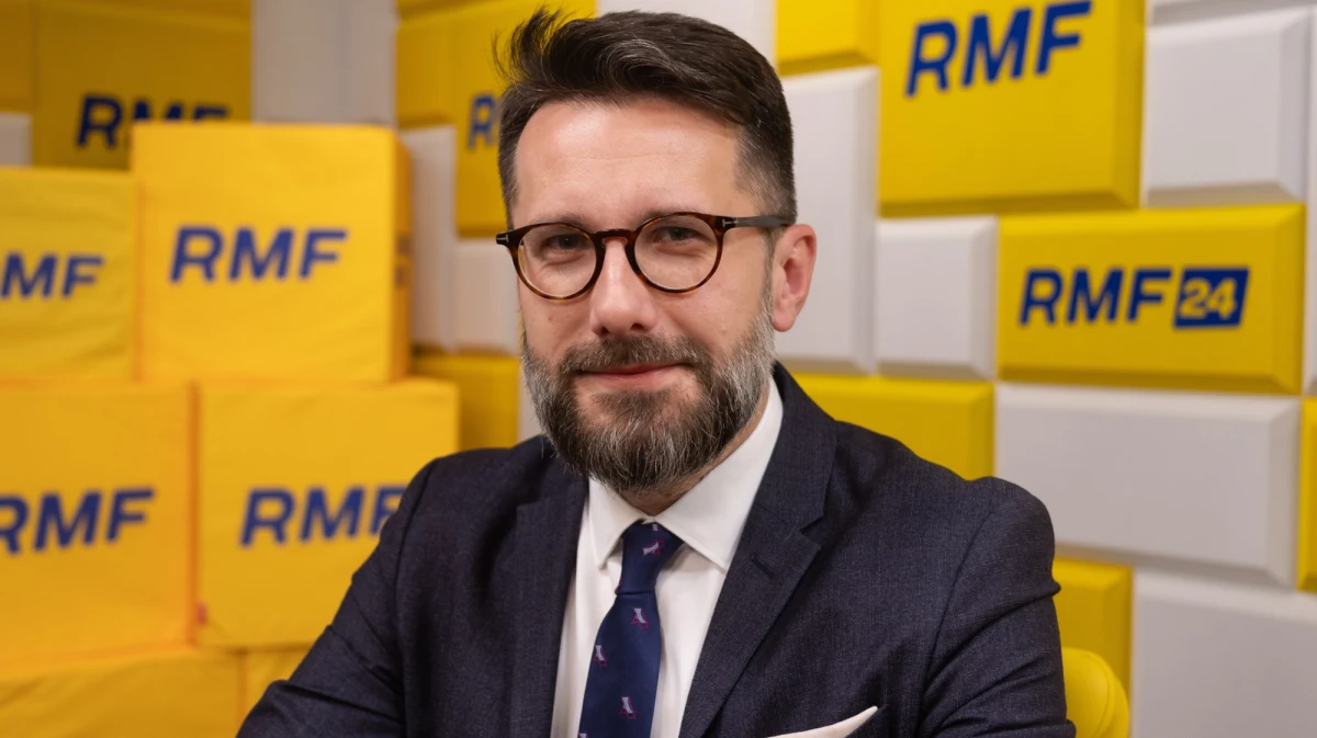 "W moim przekonaniu Polska jako członek NATO może operować wyłącznie w ramach misji NATO-wskiej. Wysłanie kogokolwiek tam bez parasola art. 5, to wysyłanie na rzeź" - powiedział Radosław Fogiel, poseł Prawa i Sprawiedliwości. Był on gościem Grzegorza Sroczyńskiego w Popołudniowej rozmowie w RMF FM. Fakt, że nadzwyczajne spotkanie europejskich przywódców odbywa się w Paryżu, a nie w Warszawie, nazwał "kompromitacją". 