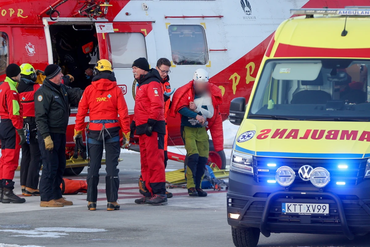 Nietypowy wypadek na Rysach w Tatrach. Spadający żlebem turysta strącił małżeństwo. Osunęli się kilkaset metrów po śniegu. Para trafiła do szpitala.
