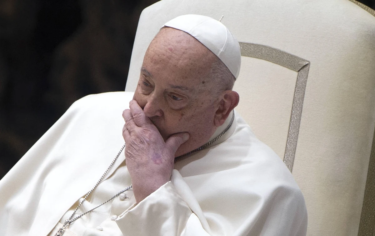 Papież jest w stanie stabilnym. Nie ma gorączki - głosi komunikat Watykanu. 88-letni Franciszek od piątku przebywa w rzymskiej Poliklinice Gemelli. Jest hospitalizowany z powodu zaostrzenia zapalenia oskrzeli.