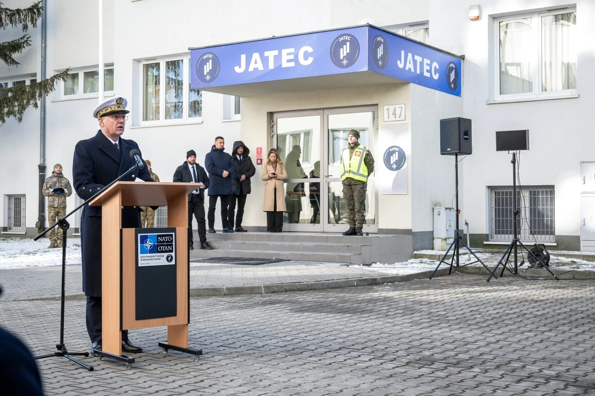 Centrum Analiz, Szkolenia i Edukacji NATO-Ukraina w Bydgoszczy oficjalnie otwarte. "Wojna jest zawsze złem, ale w tym całym obszarze zła trzeba wydobyć to, co może przed jeszcze większym złem nas zabezpieczyć" - mówił podczas otwarcia wicepremier i minister obrony narodowej Władysław Kosiniak-Kamysz. 