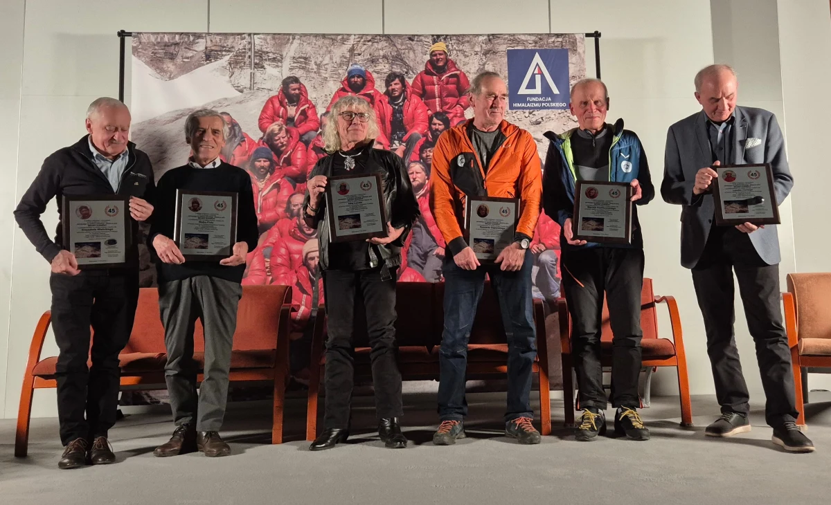 W Centrum Olimpijskim w Warszawie ponad 400 osób uczestniczyło w obchodach najważniejszego wydarzenia w historii polskiego i światowego himalaizmu. 17 lutego 1980 roku Leszek Cichy i Krzysztof Wielicki, jako pierwsi ludzie w historii, stanęli zimą na szczycie najwyższej góry świata. Sukces był podwójny, bo wówczas też po raz pierwszy został zdobyty ośmiotysięcznik w zimie.