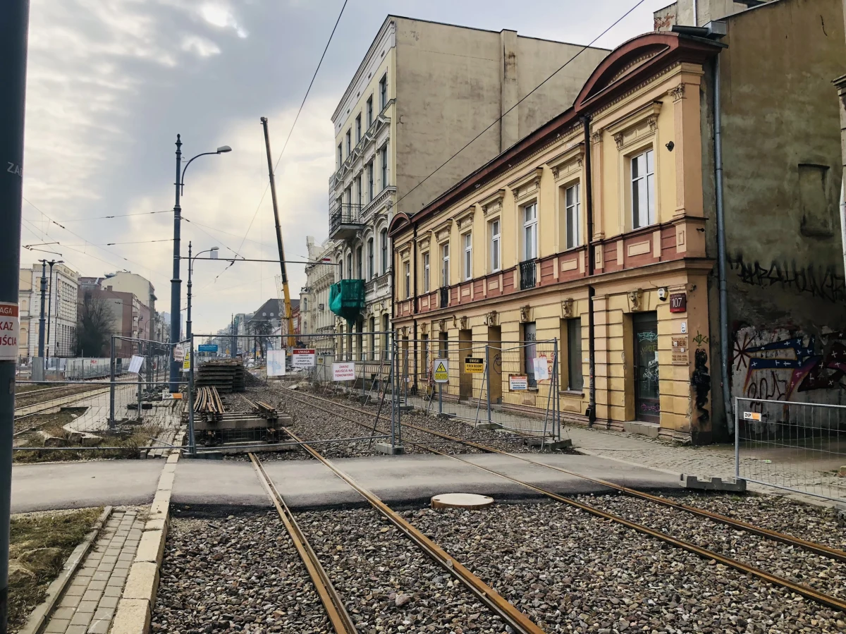 Nic nie jest pewne na budowie "łódzkiego metra". Tunel średnicowy znów ze znakami zapytania. Tym razem chodzi o termin zakończenia inwestycji. Wykonawca - PBDiM chciałby przedłużenia budowy o rok; inwestor - PKP PLK nie przyjmuje argumentacji i na razie nie zgadza się na przesunięcie daty ukończenia budowy. A tymczasem mali przedsiębiorcy - ludzie prowadzący usługi przy al. Kościuszki u zbiegu z ul. Zieloną w Łodzi - tracą klientów.