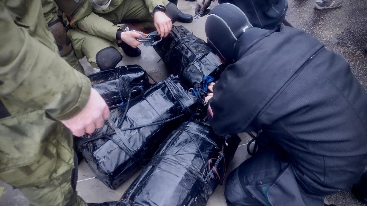 Brzmi jak scena z filmu sensacyjnego, ale to rzeczywistość. Strażnicy graniczni znaleźli na dnie Zatoki Gdańskiej torby pełne kokainy, której czarnorynkowa wartość wynosi 60 milionów złotych. Morski Oddział Straży Granicznej rozbił grupę zajmującą się przemytem narkotyków. W sprawie zatrzymano 7 osób.