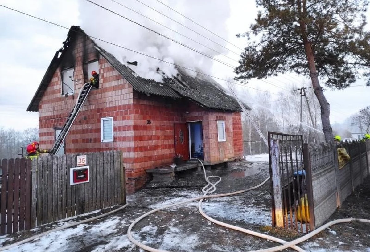 Tragiczny pożar domu w miejscowości Dacharzów w Świętokrzyskiem. Na poddaszu budynku strażacy znaleźli zwęglone zwłoki. To już 8. ofiara pożarów w obiektach mieszkalnych od początku roku w woj. świętokrzyskim.