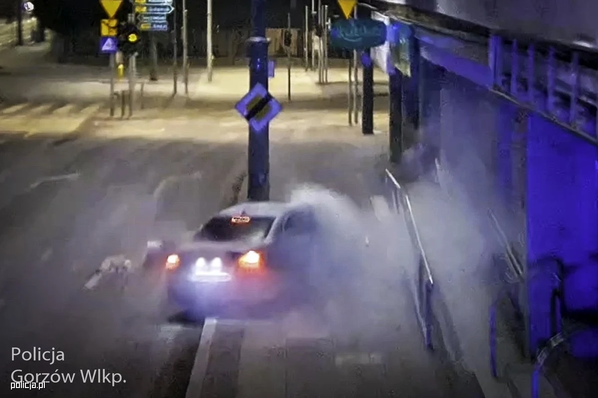 Kierowca bmw nie zatrzymał się do policyjnej kontroli i zaczął uciekać w centrum Gorzowa Wielkopolskiego (Lubuskie) . Mężczyzna przejechał przez deptak, stracił panowanie nad autem i rozbił je o schody. Policjanci zatrzymali kierującego, który - jak się okazało - nie miał uprawnień i był pod wpływem środków odurzających.