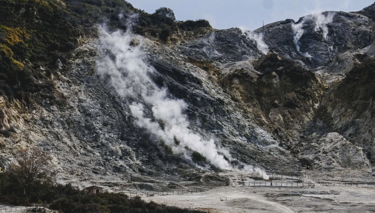 W ciągu ostatnich kilkudziesięciu godzin doszło do ponad 350 wstrząsów wewnątrz Pól Flegrejskich - dużej kaldery wulkanu w pobliżu włoskiego Neapolu. To jeden z największych rojów trzęsień ziemi w tym miejscu w ciągu ostatnich 40 lat. Wzmożona aktywność sejsmiczna budzi obawy wśród mieszkańców.