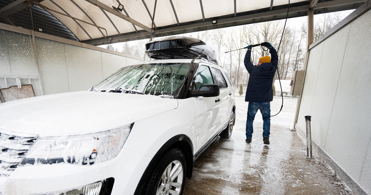 Czy można myć samochód zimą? Te zasady trzeba znać