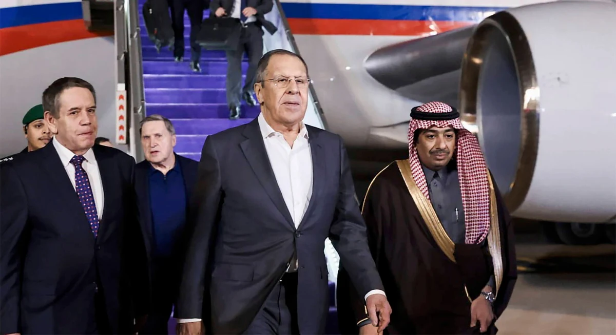 W Rijadzie, stolicy Arabii Saudyjskiej, trwają amerykańsko-rosyjskie rozmowy w sprawie przyszłości Ukrainy. Jeszcze zanim do nich doszło, rosyjską delegację pochwalił jeden z najbardziej wpływowych ludzi w otoczeniu Donalda Trumpa - Elon Musk. "Tak wygląda kompetentne przywództwo" - napisał miliarder, komentując nagrania, na których widać wychodzących z samolotu rosyjskich dyplomatów.