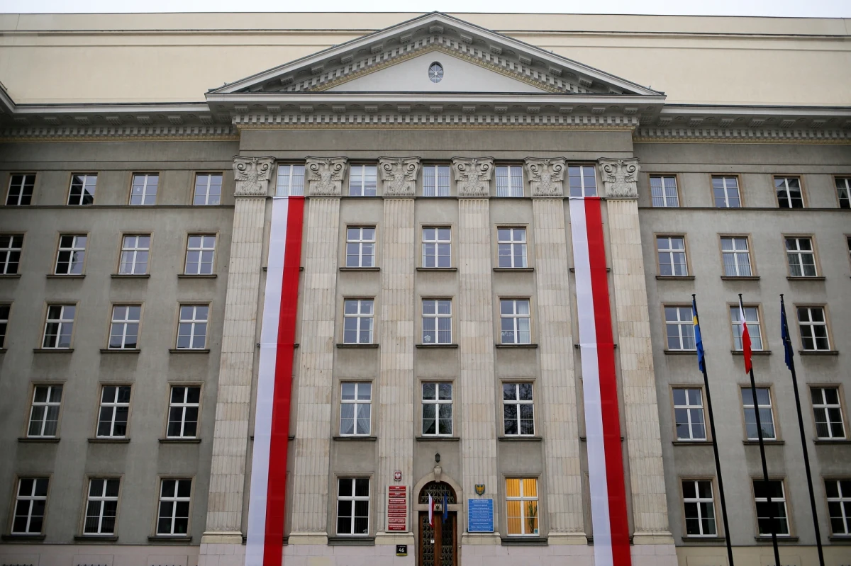 Nikt nie chciał podsłuchiwać wyjazdowych obrad rządu w Urzędzie Wojewódzkim w Katowicach - stwierdziła prokuratura. Jak dowiedział się reporter RMF FM, śledztwo w tej sprawie umorzono. Chodzi o postępowanie wszczęte w maju zeszłego roku. Podczas kontroli sali w urzędzie przed wyjazdowym posiedzeniem rządu natrafiono na sprzęt elektroniczny niewiadomego pochodzenia.