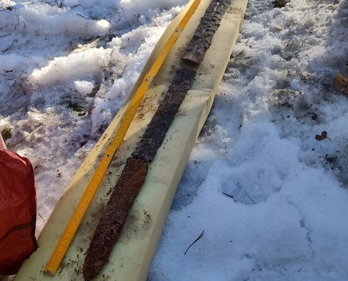 Niezwykłego odkrycia dokonali detektoryści ze stowarzyszenia Inventum w lasach północnej Jury Krakowsko-Częstochowskiej. Odnaleźli oni miecz rzymski sprzed blisko 2000 lat - artefakt o ogromnym znaczeniu historycznym.