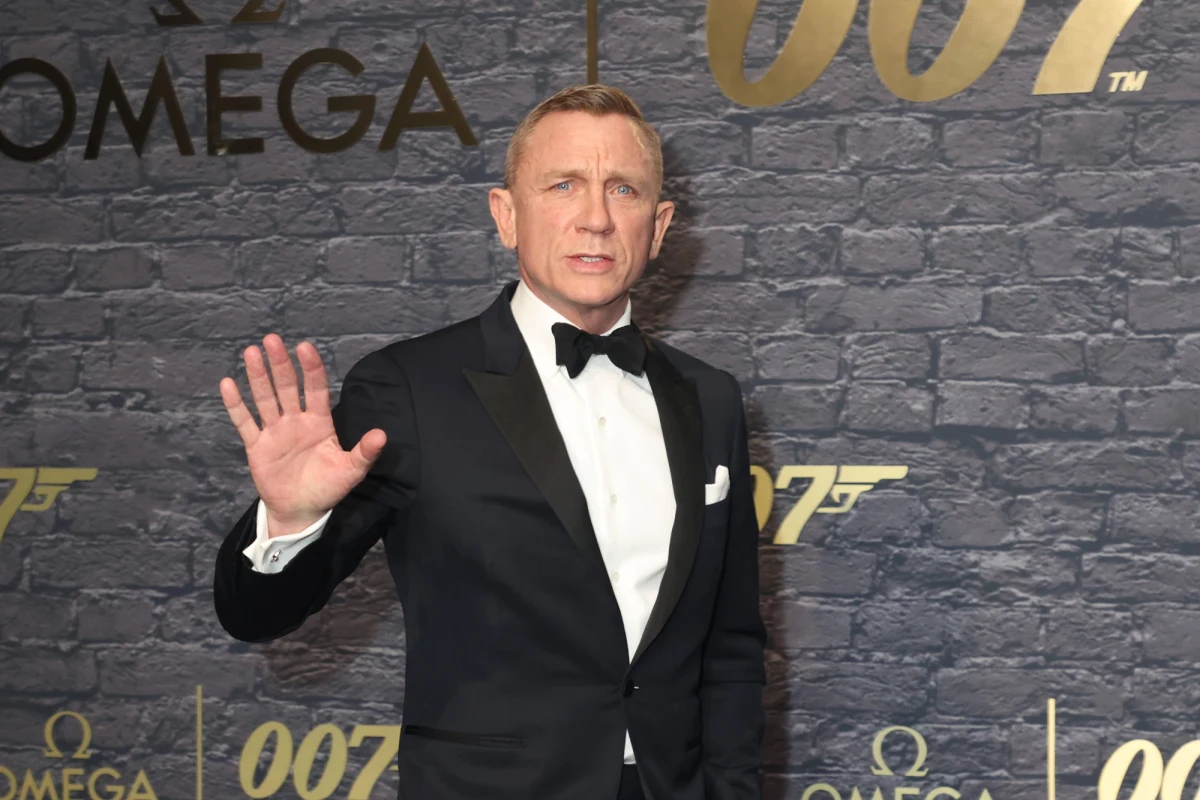 James Bond ma nowego wroga. Jest nim... austriacki miliarder, który buduje luksusowe kurorty w Dubaju. Czy agentowi 007 faktycznie grozi z jego strony śmiertelne niebezpieczeństwo? 
