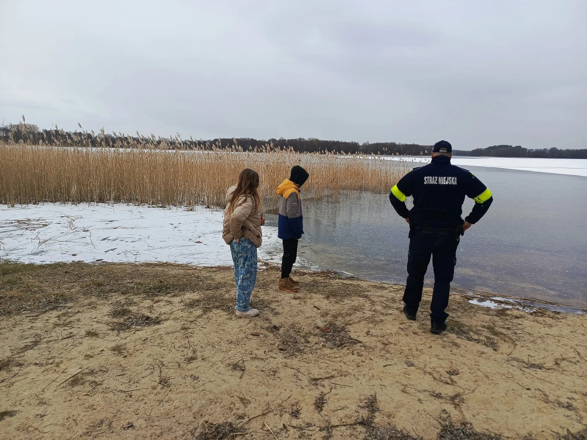 Niebezpieczna sytuacja w Drawsku Pomorskim (woj. zachodniopomorskie). Trójka dzieci bawiła się na zamarzniętej tali jeziora Okra, gdy nagle lód załamał się pod jedną z dziewczynek. Tonąca potrzebowała 1,5 minuty, aby wydostać się na brzeg. Straż miejska publikuje nagranie ku przestrodze.