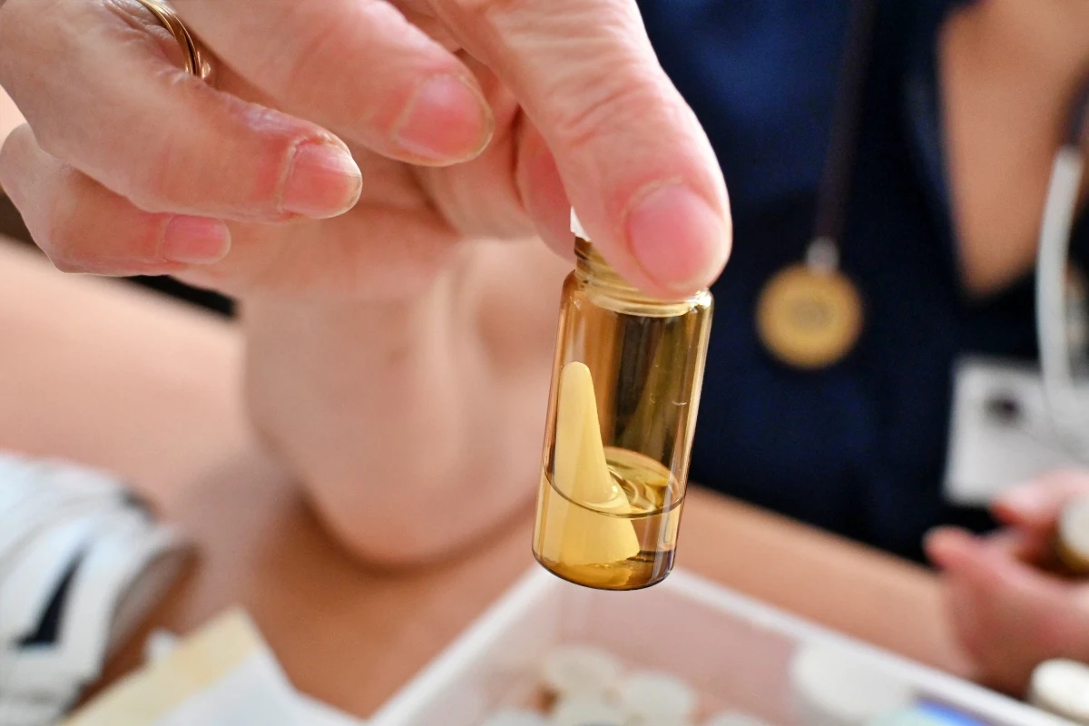 Monety, nakrętki, gwoździe, kości, a nawet zęby – takie rzeczy znajdują lekarze w oskrzelach ludzi. W Szpitalu Wojewódzkim w Szczecinie-Zdunowie pulmonolodzy przez prawie 25 lat zgromadzili przedmioty, które musieli usunąć z oskrzeli swoich pacjentów.