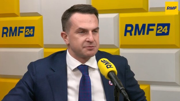 "Sugeruję kolegom z PiS, żeby sobie wyguglali, co to jest prezydencja. Być może niespecjalnie wiedzą" - mówił w Popołudniowej rozmowie w RMF FM Adam Szłapka - minister ds. Unii Europejskiej. W ten sposób odpowiadał na zarzuty opozycji, która wytyka rządzącym, że mimo polskiej prezydencji w Radzie UE w Warszawie nie odbędzie się unijny szczyt. "O czym my rozmawiamy? To jest trochę sztuka dla sztuki" - ocenił polityk Koalicji Obywatelskiej.