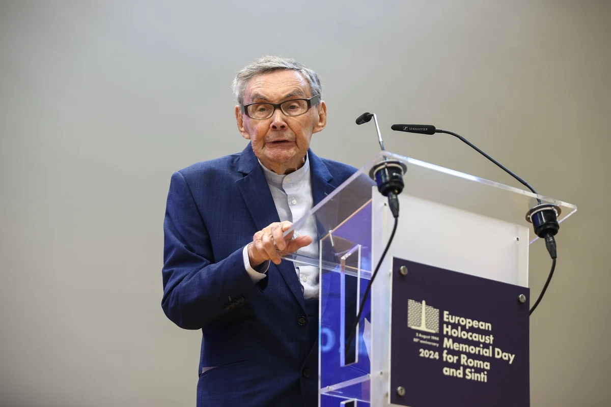 Politycy, dziennikarze i przedstawiciele instytucji związanych z upamiętnianiem tragicznej historii z okresu II wojny światowej żegnają i wspominają Mariana Turskiego. Były więzień łódzkiego getta i obozu Auschwitz zmarł we wtorek w wieku 98 lat. Był członkiem Międzynarodowej Rady Oświęcimskiej, historykiem i dziennikarzem. W 2020 r., w czasie obchodów 75. rocznicy wyzwolenia Auschwitz wygłosił słynne przemówienie, w którym ostrzegał, że "Auschwitz nie spadło z nieba". "Jedenaste przykazanie: nie bądź obojętny, bo jeżeli nie, to się nawet nie obejrzycie jak na was, jak na waszych potomków, 'jakieś Auschwitz' nagle spadnie z nieba" - mówił. 