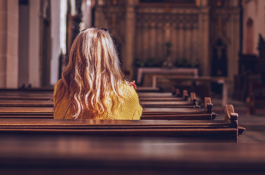 Formularz i wyznanie wiary przed ekranem. Oferują łatwy powrót do Kościoła