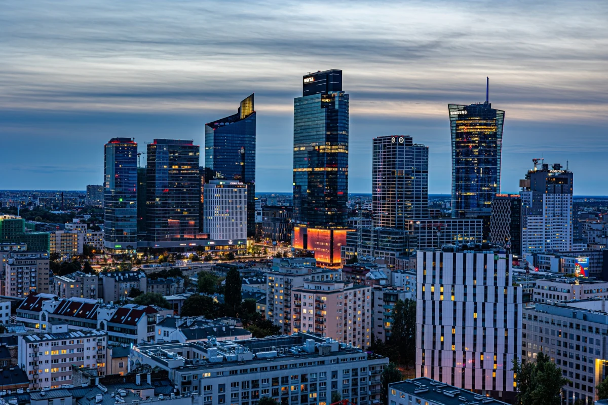 Warszawa znów święci triumfy na europejskiej arenie, plasując się na zaszczytnym trzecim miejscu w tegorocznej edycji rankingu "European Cities & Regions of the Future", przygotowanym przez Financial Times. Stolica Polski utrzymuje tym samym pozycję lidera wśród miast Europy Środkowo-Wschodniej. Ustępuje miejsca jedynie Londynowi i Dublinowi, co więcej, wyprzedza takie metropolie jak Paryż, Amsterdam czy Berlin.