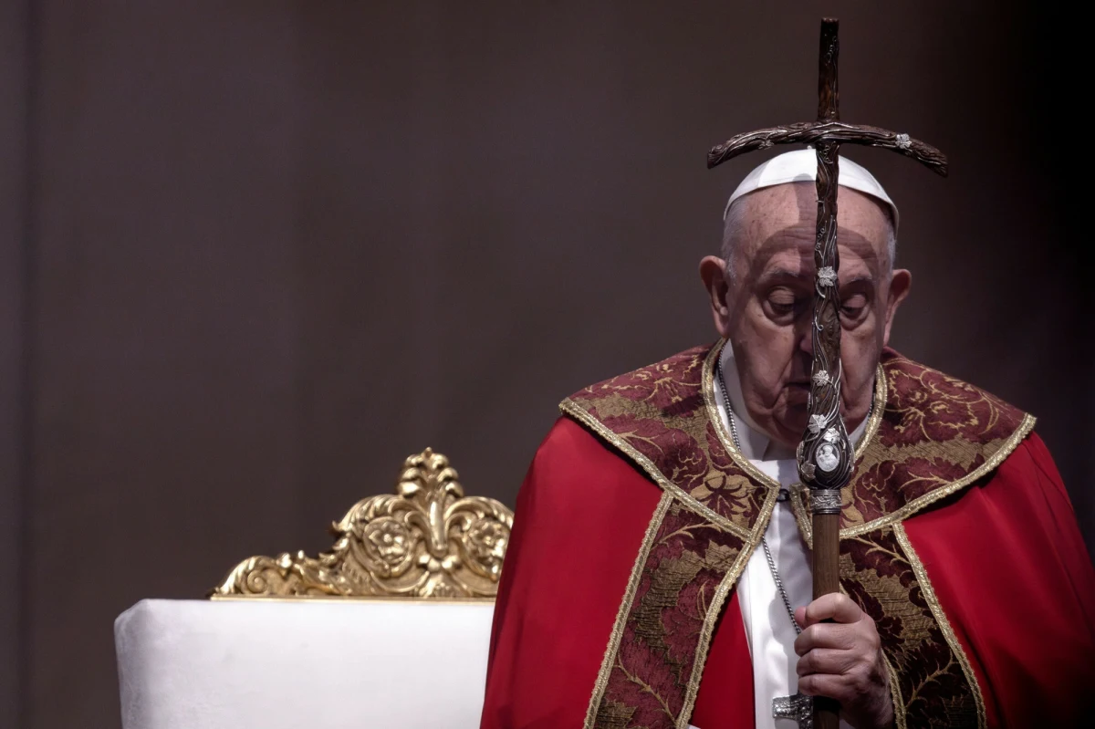 Papież Franciszek ma obustronne zapalenie płuc - przekazał we wtorek wieczorem Watykan w komunikacie. W środę włoska prasa pisze o niepokoju, jaki zapanował w związku z jego poważną chorobą. "La Repubblica" podaje, że doszło do pogorszenia stanu zdrowia Ojca Świętego. "Il Messaggero" przytacza opinię, że decydujące będą najbliższe godziny, bo istnieje także ryzyko niewydolności innych organów. "Prosi, abyśmy się za niego modlili" - dodaje włoski dziennik.