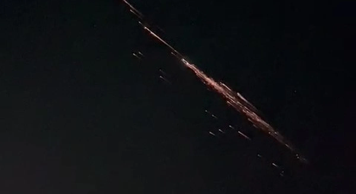 Słuchacze RMF FM informowali nas o dziwnym obiekcie, w który w środę nad ranem rozświetlił niebo nad zachodnią Polską. Tajemniczy obiekt widziany był również m.in. na wysokości Berlina. Popularyzator astronomii Karol Wójcicki w rozmowie z RMF FM przekazał, że w atmosferze nad naszym krajem spłonęły szczątki drugiego stopnia rakiety Falcon 9.