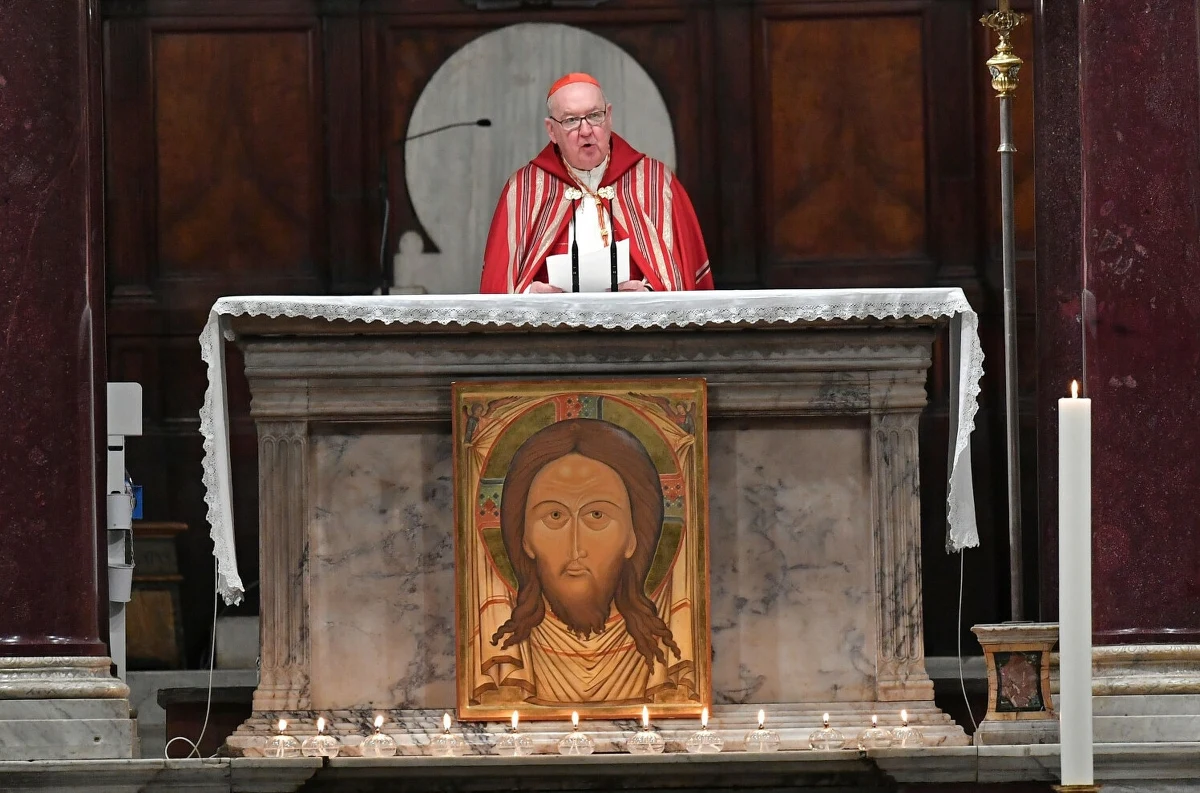 Nie żyje papież Franciszek. Zmarł w wieku 88 lat. Informację przekazała w Poniedziałek Wielkanocny Stolica Apostolska. Zorganizowanie pogrzebu papieża, zwołanie i przeprowadzenie konklawe, czyli kolegium kardynałów, którzy wybiorą nowego Następcę św. Piotra czy zniszczenie papieskiej pieczęci z rybakiem - to tylko niektóre zadania tzw. kamerlinga. Tak nazywa się specjalnego kardynała, który przejmuje pieczę nad sprawami bieżącymi w Watykanie z chwilą śmierci lub rezygnacji Ojca Świętego. Strażnikiem ostatniej woli papieża Franciszka jest 77-letni kard. Kevin Farrell.