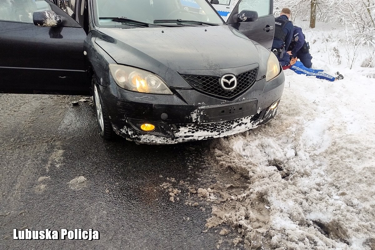 Kierowca z siekierą i nożami w bagażniku uciekał przed policją. Został zatrzymany