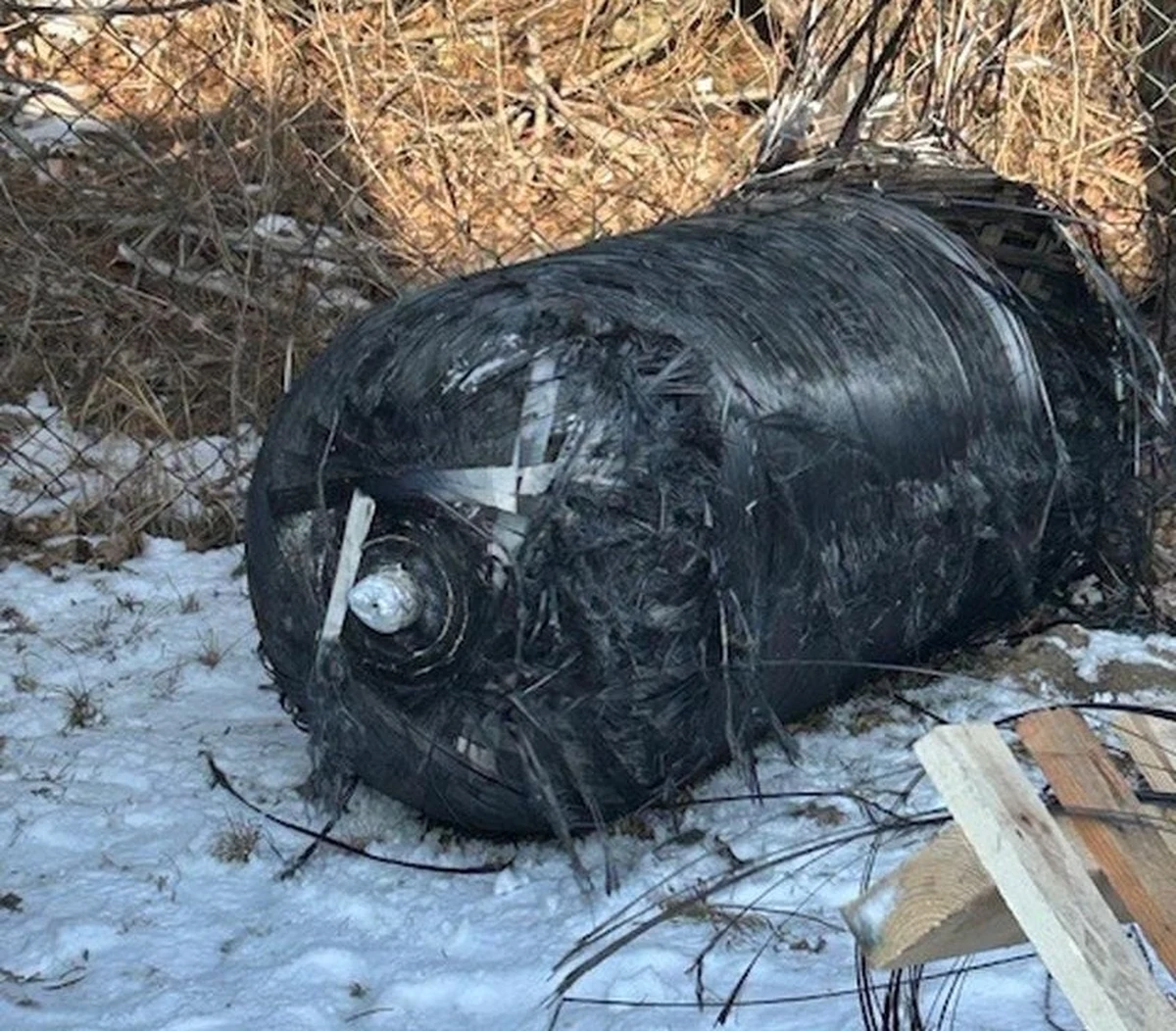 Na jedną z posesji w Komornikach niedaleko Poznania spadł tajemniczy zbiornik. Wygląda bardzo podobnie jak obiekt, który 2 kwietnia 2021 roku spadł na farmę w centralnej części stanu Waszyngton. Służby sprawdzają pochodzenie tego przedmiotu. Być może to fragment rakiety Falcon 9, której element - jak potwierdziła Polska Agencja Kosmiczna - spłonął nad Polską. 