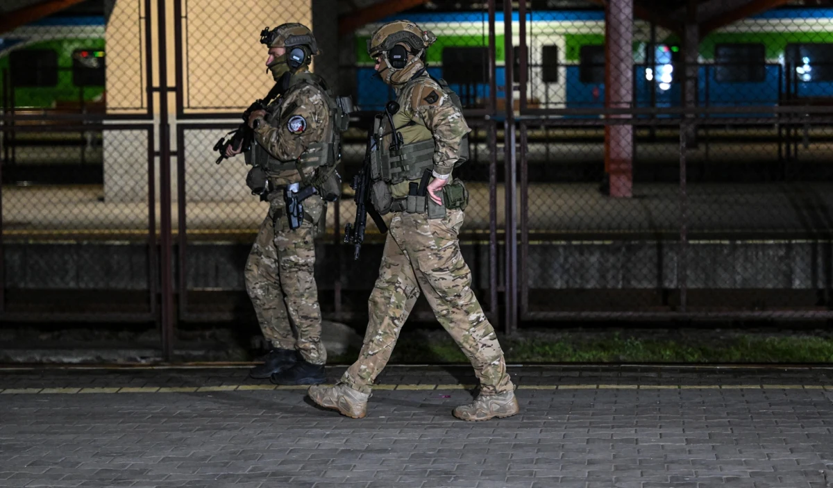 Śledczy zatrzymali trzech funkcjonariuszy wrocławskiego ​samodzielnego pododdziału kontrterrorystycznego policji. Są oni podejrzewani m.in. o przekroczenie uprawnień.