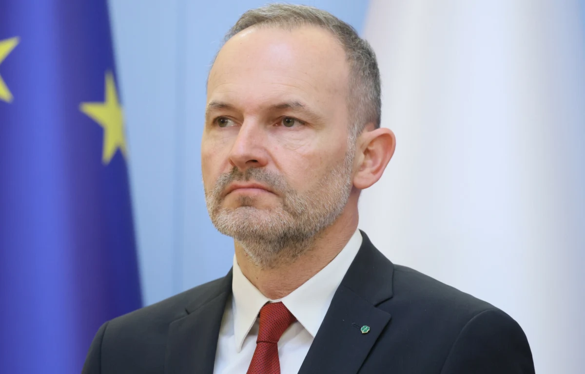 "Program 'Klucz do mieszkania' przede wszystkim zakłada możliwość wspierania zarówno mieszkalnictwa komunalnego, społecznego, jak i własnościowego, na co umówiliśmy się w koalicji 15 października" - powiedział w czwartkowej Rozmowie o 7:00 w Radiu RMF24 europoseł Krzysztof Hetman. "Jak nie było żadnych warunków i żadnych kryteriów w programie, który wprowadził PiS w 2023 roku, to wtedy ceny drastycznie wzrosły. Teraz, aby rzeczywiście pomóc Polakom w nabyciu mieszkania, takie kryteria muszą się pojawić. Jeśli chcemy uniknąć wzrostu cen, musimy wprowadzić kryteria dochodowe i za metr kwadratowy" - dodał były minister rozwoju i technologii.